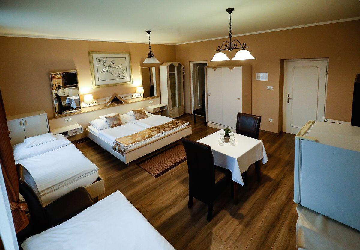 Gozmalom Etterem Es Panzio Bed and Breakfast Körmend Buitenkant foto